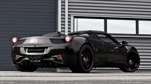 Взгляд сзади на черный Ferrari 458 Italia